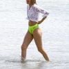 Le top model Doutzen Kroes en pleine séance photo sur la plage de Miami. Le 24 avril 2017.