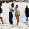 Le top model Doutzen Kroes en pleine séance photo sur la plage de Miami, en présence de son mari Sunnery James et de leurs enfants Phyllon et Myllena. Le 24 avril 2017.