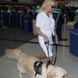 Pamela Anderson arrive avec son chien JoJo à l'aéroport de LAX à Los Angeles, le 25 avril 2017