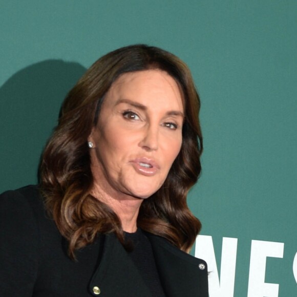 Caitlyn Jenner pose lors d'une séance de dédicaces pour son nouveau livre ''The Secrets Of My Life'' à la librairie de Barnes and Noble à Union Square à New York, le 26 avril 2017.