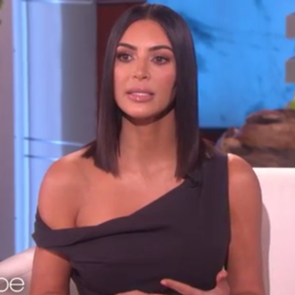 Kim Kardashian évoquant les tensions de la famille avec Caitlyn Jenner sur le plateau de l'émission "The Ellen DeGeneres Show" diffusée le 27 avril 2017 aux Etats-Unis.