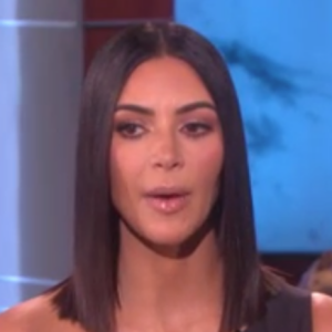 Kim Kardashian évoquant les tensions de la famille avec Caitlyn Jenner sur le plateau de l'émission "The Ellen DeGeneres Show" diffusée le 27 avril 2017 aux Etats-Unis.