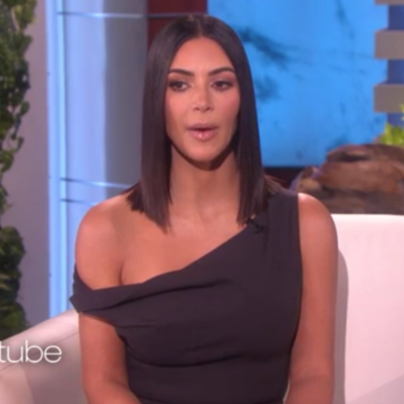 Kim Kardashian évoquant les tensions de la famille avec Caitlyn Jenner sur le plateau de l'émission "The Ellen DeGeneres Show" diffusée le 27 avril 2017 aux Etats-Unis.