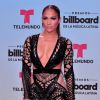 La chanteuse américaine Jennifer Lopez pose sur le tapis rouge des Billboard Latin Music Awards au Warsco Center of Miami University à Coral Gables, en Floride, aux États-Unis, le 27 avril 2017.