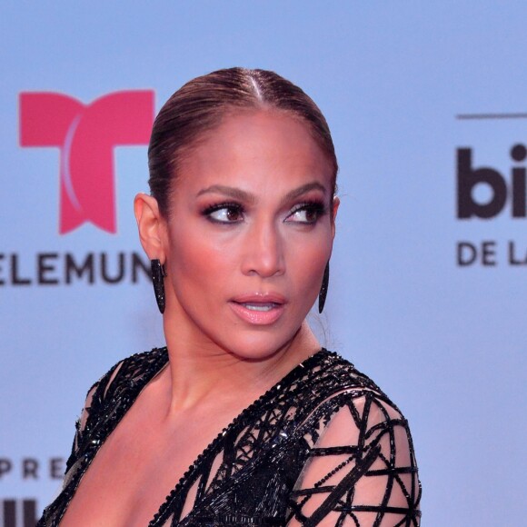 La chanteuse américaine Jennifer Lopez pose sur le tapis rouge des Billboard Latin Music Awards au Warsco Center of Miami University à Coral Gables, en Floride, aux États-Unis, le 27 avril 2017.