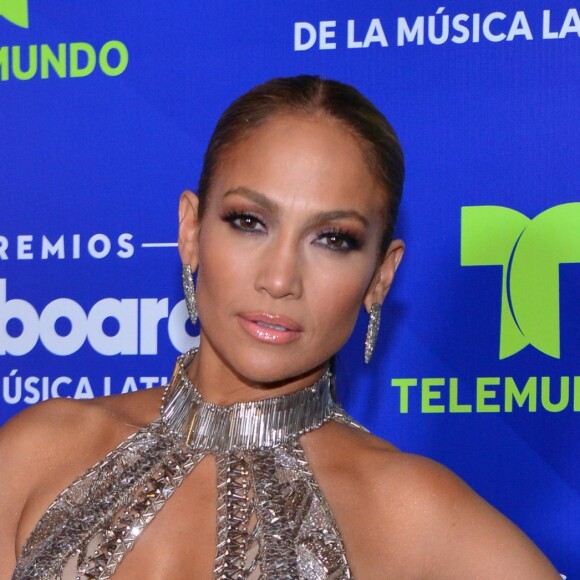La chanteuse américaine Jennifer Lopez pose sur le tapis rouge des Billboard Latin Music Awards au Warsco Center of Miami University à Coral Gables, en Floride, aux États-Unis, le 27 avril 2017.