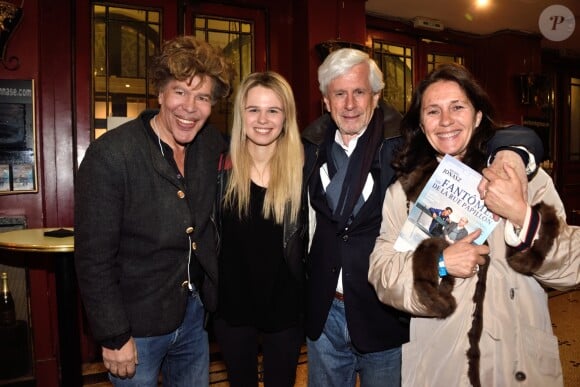 Exclusif - Igor Bogdanov (Bogdanoff) et sa compagne Julie Jardon, et un membre des "Amis d'Elnet" Pierre Dassas et son épouse à la Soirée autour de la pièce de théâtre "Les fantômes de la rue Papillon" organisée par Les amis d'Elnet au théâtre du gymnase à Paris le 26 avril 2017. © Erez Lichtfeld / Bestimage