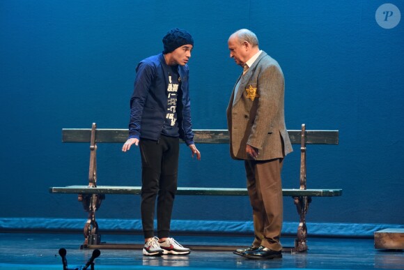 Exclusif - L'acteur Samy Seghir et Michel Jonasz  à la Soirée autour de la pièce de théâtre "Les fantômes de la rue Papillon" organisée par Les amis d'Elnet au théâtre du gymnase à Paris le 26 avril 2017. © Erez Lichtfeld / Bestimage