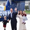 Kate Middleton et le prince William avec leurs enfants le prince George de Cambridge et la princesse Charlotte de Cambridge à Victoria au Canada le 1er octobre 2016 au moment de leur départ au terme de leur visite officielle.