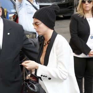 Cara Delevingne arrive au Mark Hotel pour se préparer avant le MET à New York, le 1er mai 2017.