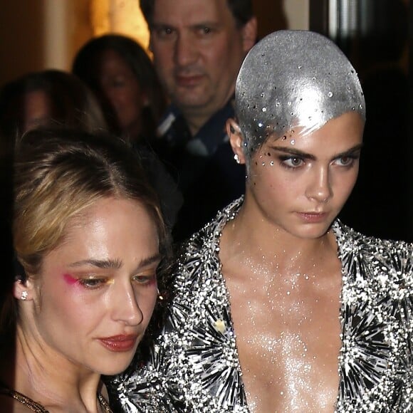 Cara Delevingne et Jemima Kirke quittent le Mark Hotel pour se rendre au Met Gala 2017 à New York, le 1er mai 2017.