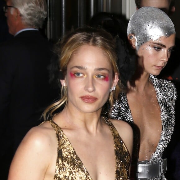 Cara Delevingne et Jemima Kirke quittent le Mark Hotel pour se rendre au Met Gala 2017 à New York, le 1er mai 2017.