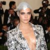 Cara Delevingne assiste au Met Gala 2017 au Metropolitan Museum of Art à New York, le 1er mai 2017 © Sonia Moskowitz/Globe Photos via Zuma/Bestimage