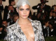 Cara Delevingne : Crâne rasé métallisé et large décolleté au Met Gala !