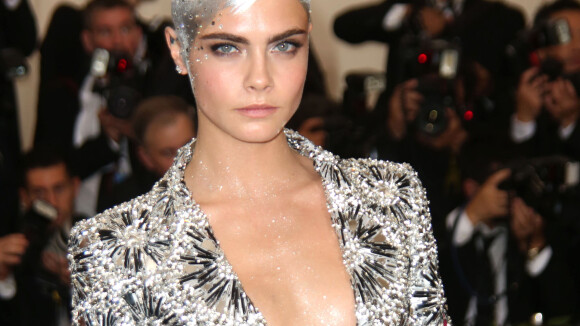 Cara Delevingne : Crâne rasé métallisé et large décolleté au Met Gala !