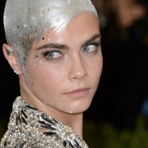 Cara Delevingne assiste au Met Gala 2017 au Metropolitan Museum of Art à New York, le 1er mai 2017.