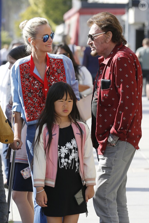Johnny Hallyday avec sa femme Laeticia, leurs filles Jade et Joy, Marie Poniatowski avec son mari Pierre Rambaldi et leur fille Tess, à Santa Monica, le 1er avril 2017.