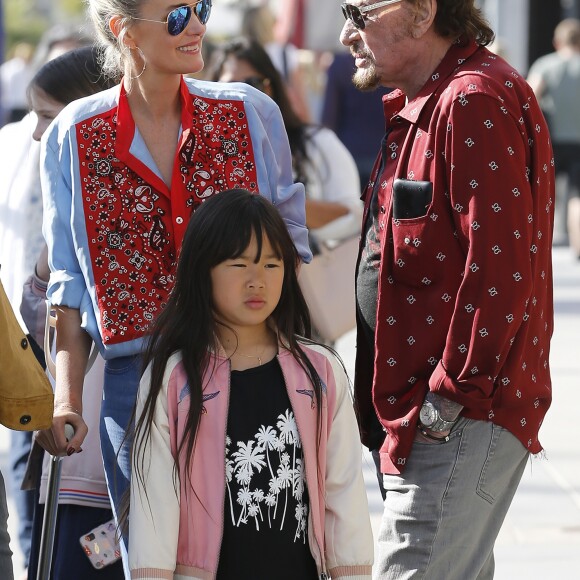 Johnny Hallyday avec sa femme Laeticia, leurs filles Jade et Joy, Marie Poniatowski avec son mari Pierre Rambaldi et leur fille Tess, à Santa Monica, le 1er avril 2017.
