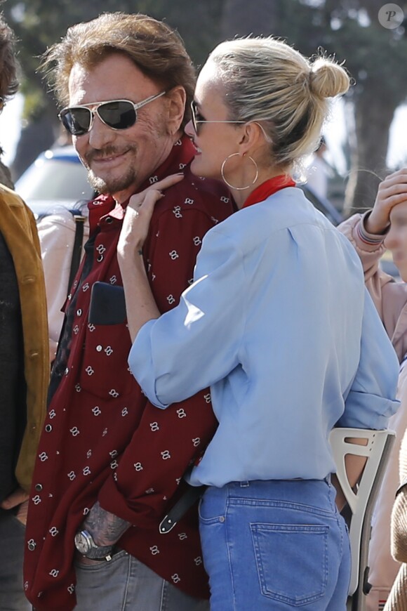 Johnny Hallyday avec sa femme Laeticia, leurs filles Jade et Joy, Marie Poniatowski avec son mari Pierre Rambaldi et leur fille Tess, à Santa Monica, le 1er avril 2017.