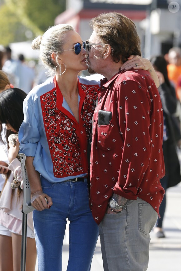 Johnny Hallyday avec sa femme Laeticia, leurs filles Jade et Joy, Marie Poniatowski avec son mari Pierre Rambaldi et leur fille Tess, à Santa Monica, le 1er avril 2017.