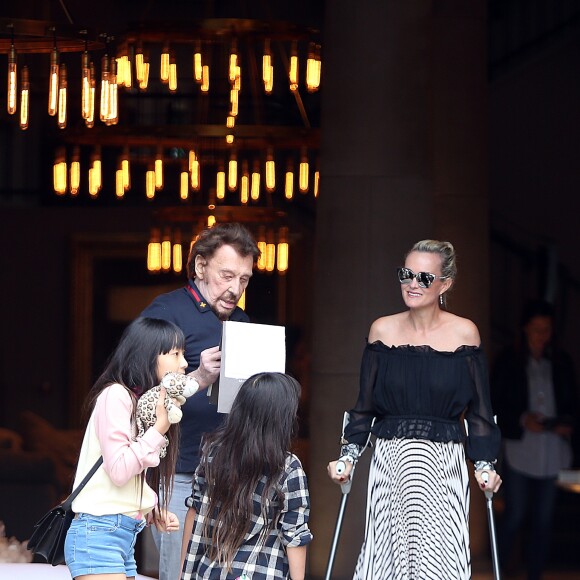 Exclusif - Johnny Hallyday avec sa femme Laeticia et leurs enfants Jade et Joy sont allés dans un magasin de meubles sur Melrose, à Los Angeles, le 25 mars 2017.