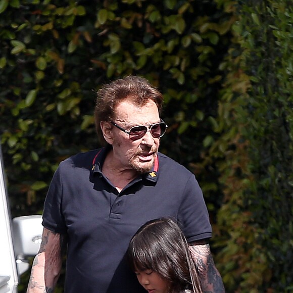 Johnny Hallyday avec sa femme Laeticia, leurs enfants Jade et Joy, Eliette (la grand-mère de Laeticia), Françoise Thibaud (la mère de Laeticia) avec son compagnon Pierre et leurs amis, vont déjeuner au restaurant "Cecconi's" à West Hollywood, pour célébrer leur anniversaire de mariage, le 25 mars 2017.