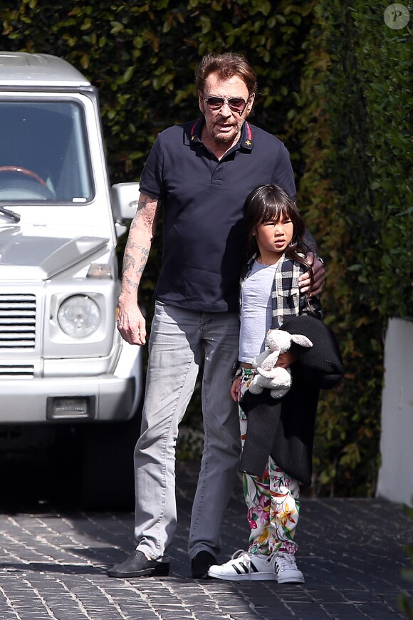 Johnny Hallyday avec sa femme Laeticia, leurs enfants Jade et Joy, Eliette (la grand-mère de Laeticia), Françoise Thibaud (la mère de Laeticia) avec son compagnon Pierre et leurs amis, vont déjeuner au restaurant "Cecconi's" à West Hollywood, pour célébrer leur anniversaire de mariage, le 25 mars 2017.