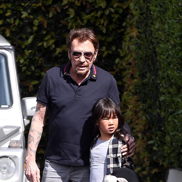 Johnny Hallyday avec sa femme Laeticia, leurs enfants Jade et Joy, Eliette (la grand-mère de Laeticia), Françoise Thibaud (la mère de Laeticia) avec son compagnon Pierre et leurs amis, vont déjeuner au restaurant "Cecconi's" à West Hollywood, pour célébrer leur anniversaire de mariage, le 25 mars 2017.
