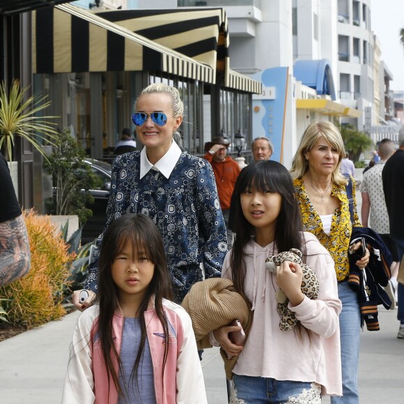 Joy et Jade et la Françoise la mère de Laeticia (arrière plan) - Johnny Hallyday, souriant, très en forme et très amoureux de sa femme Laeticia (béquilles) sort déjeuner en famille au Water Grill de Santa Monica le 18 mars 2017.