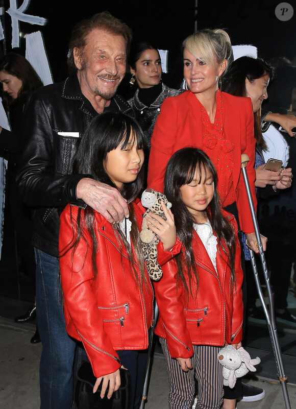 Johnny Hallyday, sa femme Laeticia et leurs filles Jade et Joy au vernissage de l'exposition du photographe Mathieu Cesar à Los Angeles, le 21 février 2017.