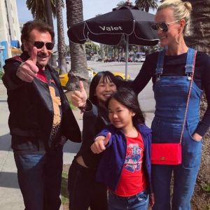 Laeticia Hallyday célèbre les vacances de printemps sur Instagram avec son mari Johnny Hallyday et leurs deux filles Jade et Joy. Avril 2017.