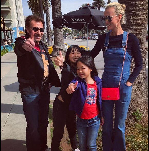 Laeticia Hallyday célèbre les vacances de printemps sur Instagram avec son mari Johnny Hallyday et leurs deux filles Jade et Joy. Avril 2017.