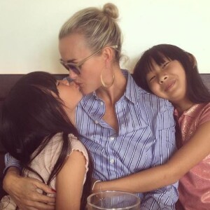 Laeticia Hallyday complice avec ses filles Jade et Joy sur Instagram. Avril 2017.