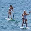 Exclusif -Eva Longoria fait du paddle en vacances à Hawai. Le 19 avril 2017