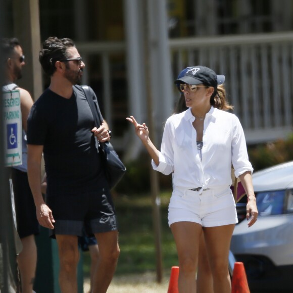 Exclusif - Eva Longoria et son mari à Hawaii. Le 18 avril 2017