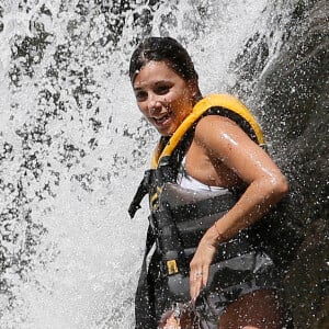 Exclusif - Eva Longoria fait de l'escalade sous un torrent et se jette du haut des rochers à Hawaii. Le 18 avril 2017