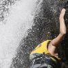 Exclusif - Eva Longoria fait de l'escalade sous un torrent et se jette du haut des rochers à Hawaii. Le 18 avril 2017