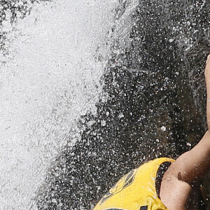 Exclusif - Eva Longoria fait de l'escalade sous un torrent et se jette du haut des rochers à Hawaii. Le 18 avril 2017