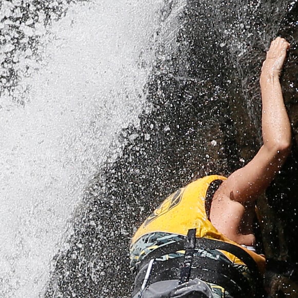 Exclusif - Eva Longoria fait de l'escalade sous un torrent et se jette du haut des rochers à Hawaii. Le 18 avril 2017