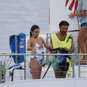 Exclusif - Eva Longoria passe une journée romantique à bord d'un catamaran en compagnie de son mari José Bastón et d'amis à Honolulu, le 16 avril 2017