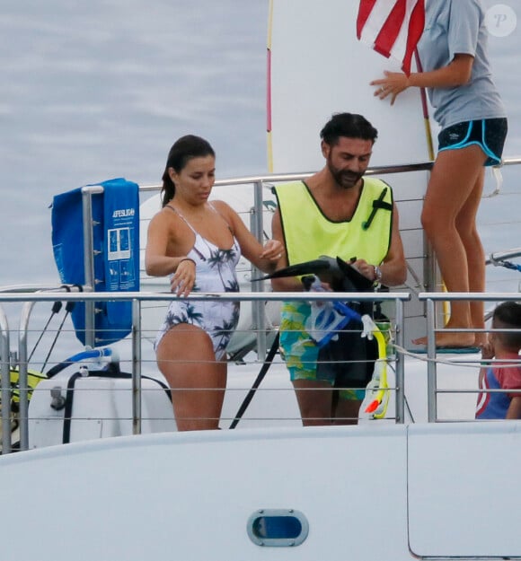 Exclusif - Eva Longoria passe une journée romantique à bord d'un catamaran en compagnie de son mari José Bastón et d'amis à Honolulu, le 16 avril 2017
