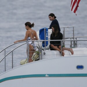 Exclusif - Eva Longoria passe une journée romantique à bord d'un catamaran en compagnie de son mari José Bastón et d'amis à Honolulu, le 16 avril 2017