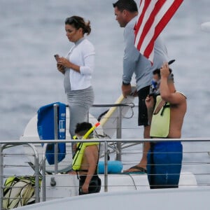 Exclusif - Eva Longoria passe une journée romantique à bord d'un catamaran en compagnie de son mari José Bastón et d'amis à Honolulu, le 16 avril 2017