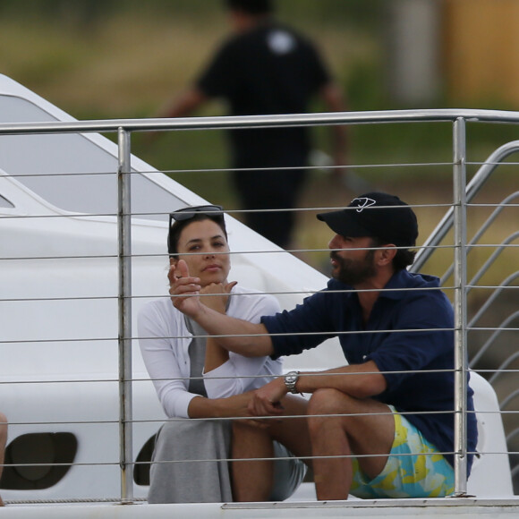 Exclusif - Eva Longoria passe une journée romantique à bord d'un catamaran en compagnie de son mari José Bastón et d'amis à Honolulu, le 16 avril 2017