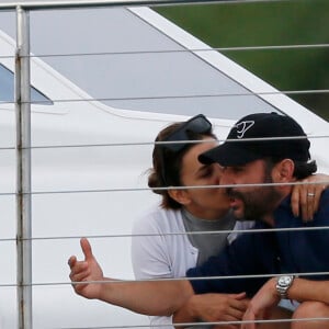 Exclusif - Eva Longoria passe une journée romantique à bord d'un catamaran en compagnie de son mari José Bastón et d'amis à Honolulu, le 16 avril 2017