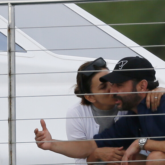 Exclusif - Eva Longoria passe une journée romantique à bord d'un catamaran en compagnie de son mari José Bastón et d'amis à Honolulu, le 16 avril 2017