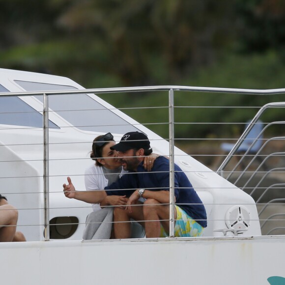 Exclusif - Eva Longoria passe une journée romantique à bord d'un catamaran en compagnie de son mari José Bastón et d'amis à Honolulu, le 16 avril 2017