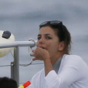 Exclusif - Eva Longoria passe une journée romantique à bord d'un catamaran en compagnie de son mari José Bastón et d'amis à Honolulu, le 16 avril 2017