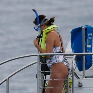 Exclusif -  Eva Longoria passe une journée romantique à bord d'un catamaran en compagnie de son mari José Bastón et d'amis à Honolulu, le 16 avril 2017
