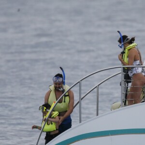 Exclusif -  Eva Longoria passe une journée romantique à bord d'un catamaran en compagnie de son mari José Bastón et d'amis à Honolulu, le 16 avril 2017